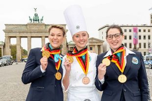 Dreifacher weiblicher Erfolg: sie holten Gesamt-Gold für Bayern: Hotelfachfrau Katharina Klinger, Köchin Carina Linnemann und Restaurantfachfrau Julia Wörishofer (v.l.).