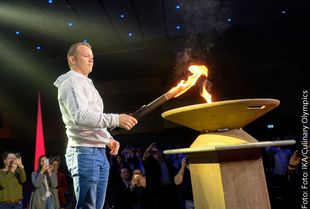 Fabian Hambüchen entzündet die Olympische Flamme.