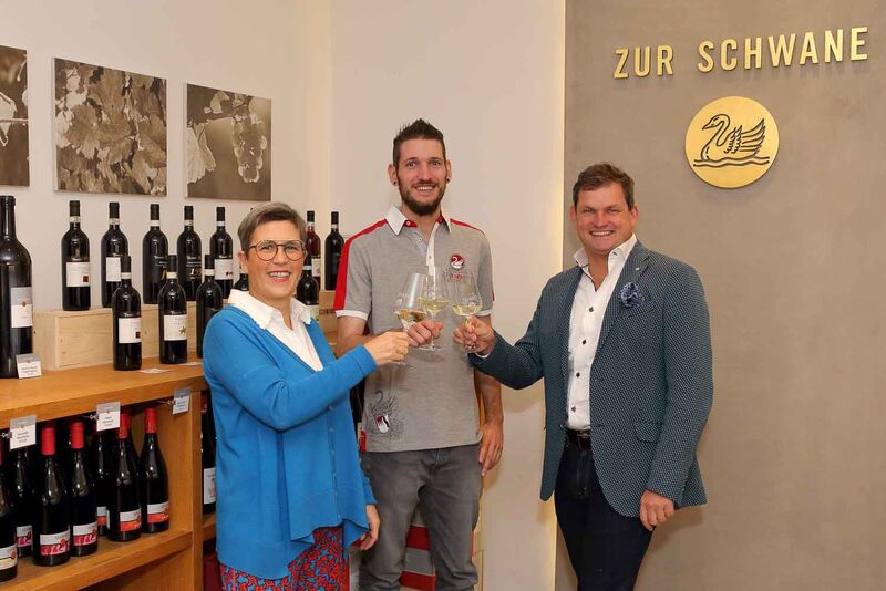 Sternekoch Steffen Szabo, Eva und Ralph Düker (r.) freuen sich auf die Zusammenarbeit im Romantik Hotel und Prädikatsweingut "zur Schwane" in Volkach