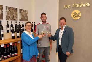 Steffen Szabo, Eva und Ralph Düker (r.) freuen sich auf die Eröffnung des Gourmet-Restaurants Weinstock im Romantik-Hotel und Prädikatsweingut "zur Schwane" in Volkach
