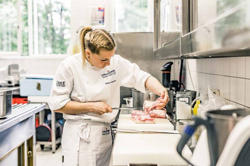 Vivien Volkmer, Kandidatin beim „S.Pellegrino Young Chef 2018“, bei der Zubereitung ihres Signature Dishes – Foto: S.Pellegrino