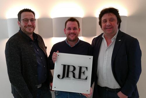 JRE-Präsident Alexander Dressel (rechts) und Vizepräsident Andreas Hillejan (links) begrüßen Mathias Achatz in den Reihen der Jeunes Restaurateurs.