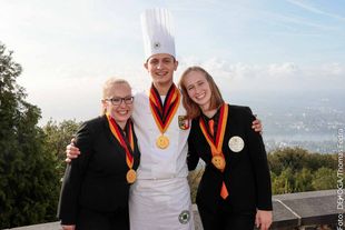Für sie ging auf dem Petersberg ein Traum in Erfüllung: Hotelfachfrau Alina Kellner (l.) und Restaurantfachfrau Ilona Maier, beide aus Baden-Württemberg, sowie Ove Wülken, Koch aus Schleswig-Holstein, sind die Deutschen Jugendmeister 2019.