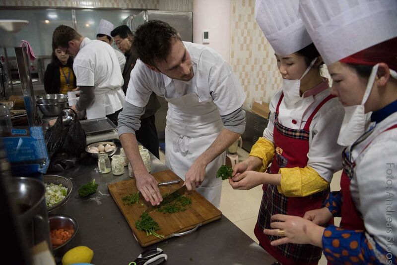 Sternekoch Markus Arnold und die nordkoreanischen Kochstudentinnen