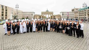 Der Nachwuchs der Hotellerie und Gastronomie glänzte in Berlin: Die 48 Teilnehmer der 39. Deutschen Jugendmeisterschaften zusammen mit DEHOGA-Präsident Guido Zöllick und Wettkampfleiterin Eva-Maria Rühle.