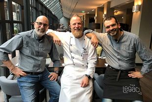 Bar Manager Ahmet Ayberk, Küchenchef Sven Frambach und Restaurantmanager Javier Villacampa (v. l. n. r. ) freuen sich auf zahlreiche Gäste. Copyright: The Legacy