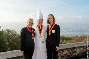 Die Siegermannschaft mit Hotelfachfrau Alina Keller (l.), Restaurantfachfrau Ilona Maier umrahmen Silberköchin Viktoria Lund.
