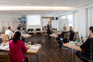 Vorlesungsstart in den modernen Seminarräumen der Traube Tonbach für das Erstsemester des neuen SBA Hochschulstudiengangs Business Administration 
