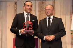 Norbert Rosen (Nestlé Waters Deutschland GmbH, Vertriebsdirektor OOH / GFGH / GAM, rechts) überreichte den MICHELIN Service Award Deutschland 2018 an Fabrice Kieffer vom Restaurant „Les Deux" in München (links)