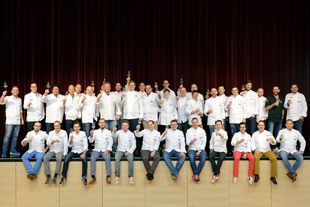 Gruppenbild der Jeunes Restaurateurs: Die jungen Spitzenköche auf der großen Bühne in Boppard.