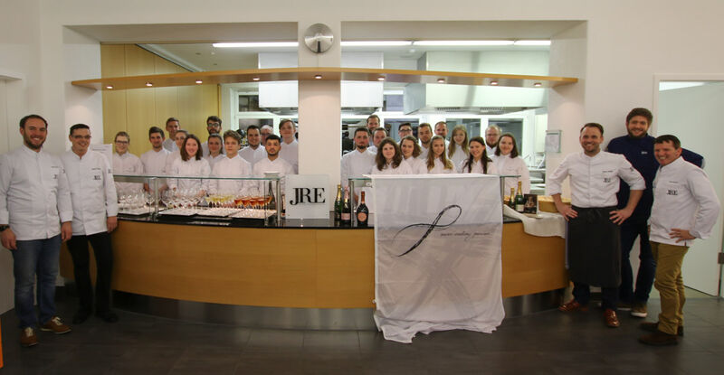24 Auszubildende aus Betrieben der Jeunes Restaurateurs (JRE) freuen sich auf ihre Ausbildung an der JRE-Genuss-Akademie zum Genuss-Handwerker.