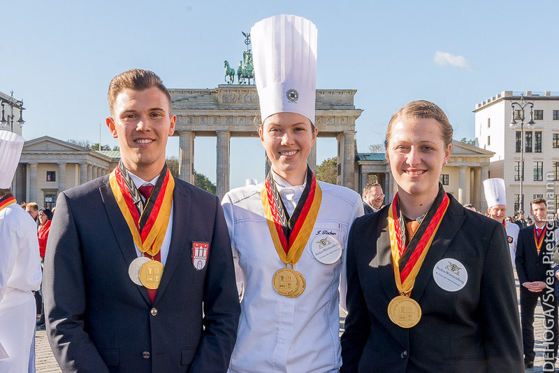 Strahlende Gesichter bei schönstem Sonnenschein. Die Goldmedaillen-Gewinner Maximilian Gallasch, Julia Tischer, Anne Maria Gerhardt (v.l.).